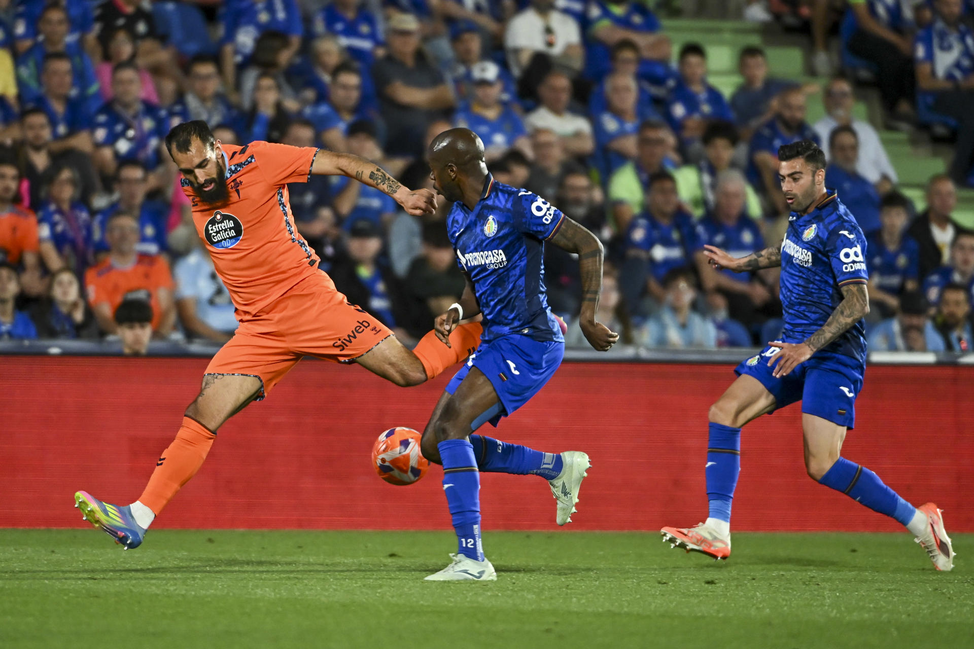 El delantero del Celta de Vigo Borja Iglesias (i) intenta controlar una posesión durante el encuentro correspondiente a la jornada 38 de LaLiga EA Sports entre el Getafe y el Celta de Vigo en el estadio Coliseum en Getafe (Madrid), este sábado. EFE/ Fernando Villar