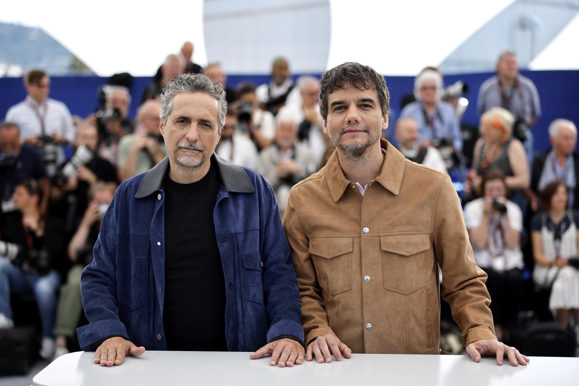 Kleber Mendonca Filho y Wagner Moura en el Festival de Cannes. EFE/EPA/GUILLAUME HORCAJUELO