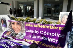 La Corte Provincial de Justicia de Pichincha reinstala la audiencia de apelación por el feminicidio de María Belén Bernal, asesinada en 2022 en un recinto policial. EFE/ Gianna Benalcázar
