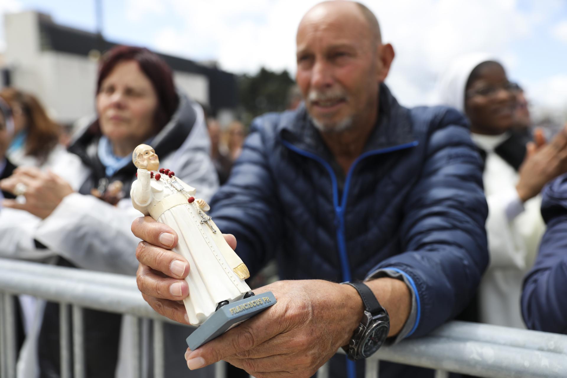 Un peregrino sostiene una estatuilla del Papa Francisco durante la Procesión de Despedida en las ceremonias religiosas de la peregrinación en el Santuario de Fátima en Ourem, Portugal, 13 de mayo de 2025. (Papa) EFE/EPA/PAULO CUNHA