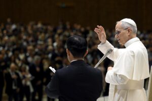 Una imagen proporcionada por el Vaticano muestra al papa León XIV durante una audiencia con funcionarios y empleados de la curia romana, en la Ciudad del Vaticano, el 24 de mayo de 2025. EFE/EPA/VATICAN MEDIA HANDOUT USO EDITORIAL SOLAMENTE/NO VENTAS