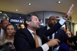 André Ventura (izq.), líder del partido de ultraderecha portugués Chega, reacciona a su llegada a la sede de campaña del partido en Lisboa, Portugal, el 18 de mayo de 2025, la noche de las elecciones legislativas de 2025. EFE/EPA/TIAGO PETINGA