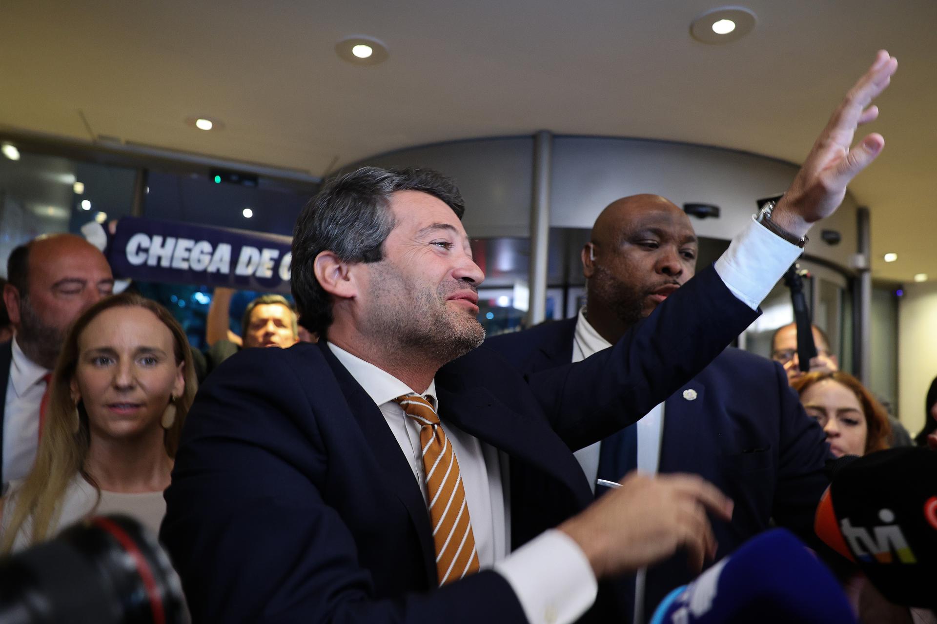 André Ventura (izq.), líder del partido de ultraderecha portugués Chega, reacciona a su llegada a la sede de campaña del partido en Lisboa, Portugal, el 18 de mayo de 2025, la noche de las elecciones legislativas de 2025. EFE/EPA/TIAGO PETINGA