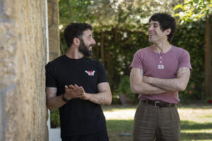 El músico argentino Maximiliano Calvo (d) junto a su terapeuta, Alvaro Bermejo (i) durante la entrevista con EFE. Calvo finaliza este lunes, en el centro de desintoxicación español en el que logró superar su adicción a la cocaína, la gira que ha realizado por estos espacios y en la que se ha usado de "excusa" para "visibilizar una enfermedad terrible" y animar a los que la sufren a "pedir ayuda antes". EFE/ Román Ríos