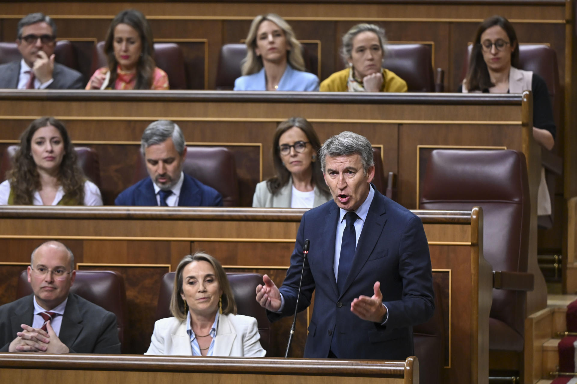 El líder del PP, Alberto Núñez Feijóo (d), interviene desde su escaño en el pleno celebrado este miércoles en el Congreso, en el que el presidente del Gobierno, Pedro Sánchez, ha informado del plan de defensa y del apagón masivo del 28 de abril. EFE/ Fernando Villar