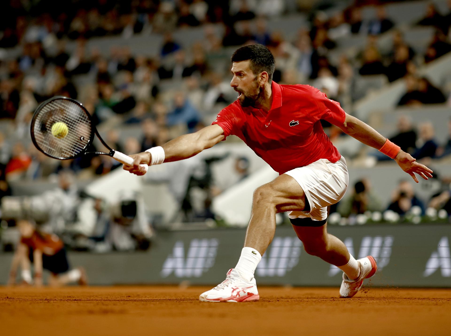 El tenista Novak Djokovic durante su debut ante el estadounidense Mackenzie Mcdonald en Roland Garros, París. EFE/EPA/YOAN VALAT