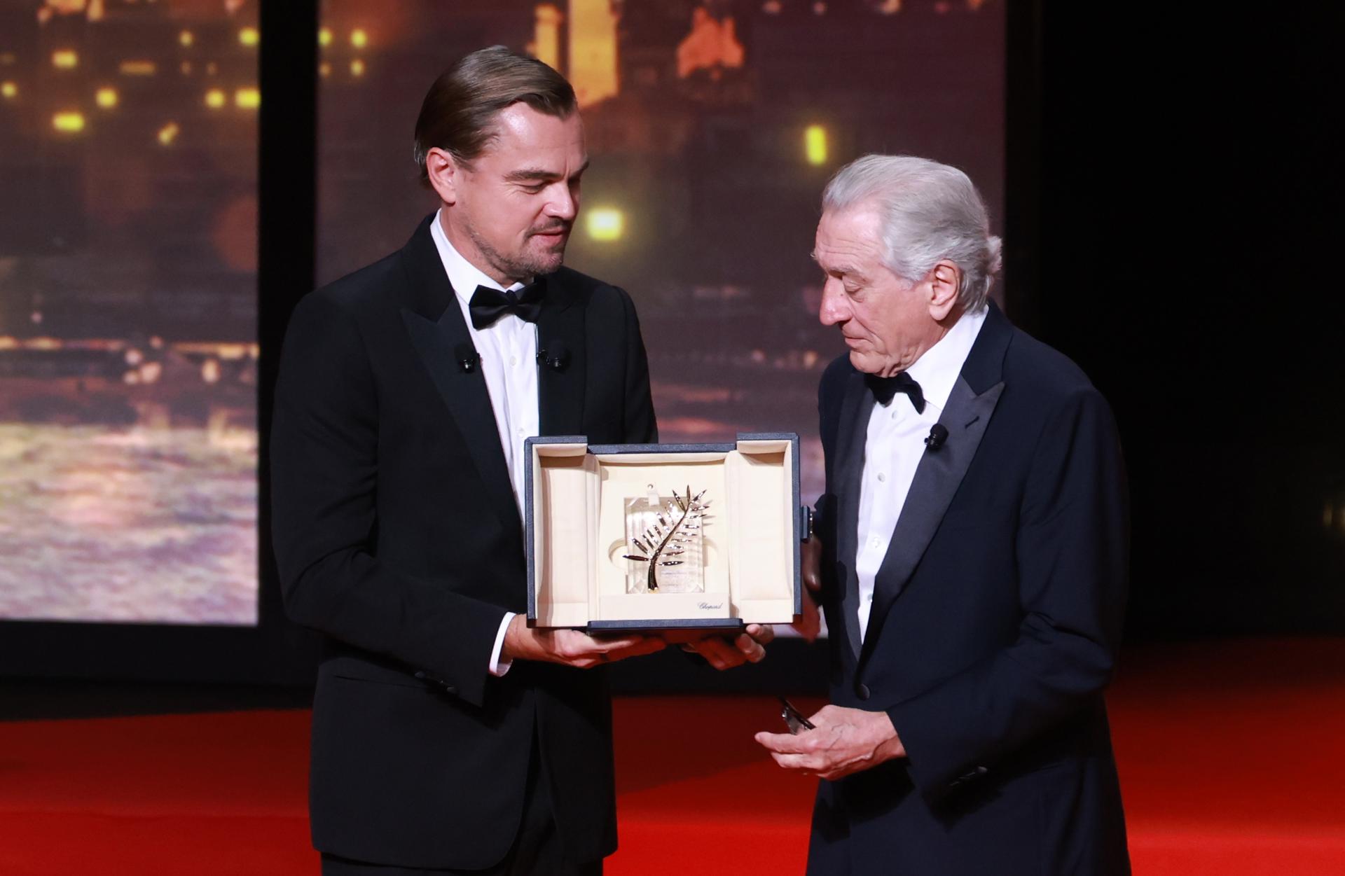 - Leonardo DiCaprio (I) junto a Robert De Niro sosteniendo su premio honorífico 'Palme D'Or' en el escenario durante la ceremonia de apertura del 78º Festival anual de Cine de Cannes, en Cannes, Francia, 13 de mayo de 2025. El festival de cine se celebra del 13 al 24 de mayo de 2025. (Cine, Francia) EFE/EPA/CLEMENS BILAN
```