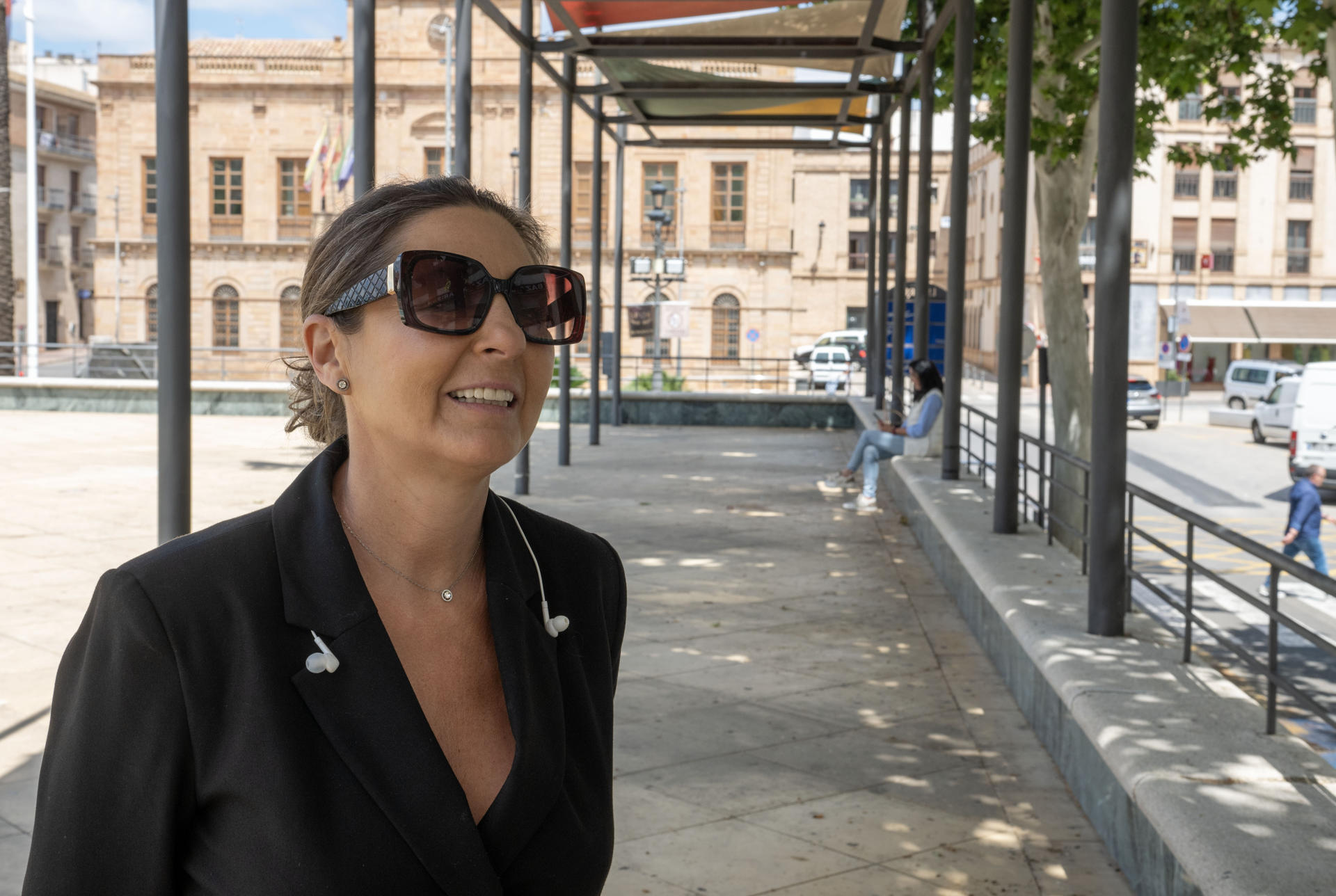 La defensa del padre de acogida de Linares (Jaén), Rocio Garrido, en declaraciones a EFE este viernes frente al Ayuntamiento de la localidad jiennense, ha atribuido a un lapsus temporal provocado por su medicación y ha rechazado cualquier responsabilidad penal por la muerte del bebé de 22 meses que quedó varias horas encerrado en el interior de un vehículo.EFE/José Manuel Pedrosa