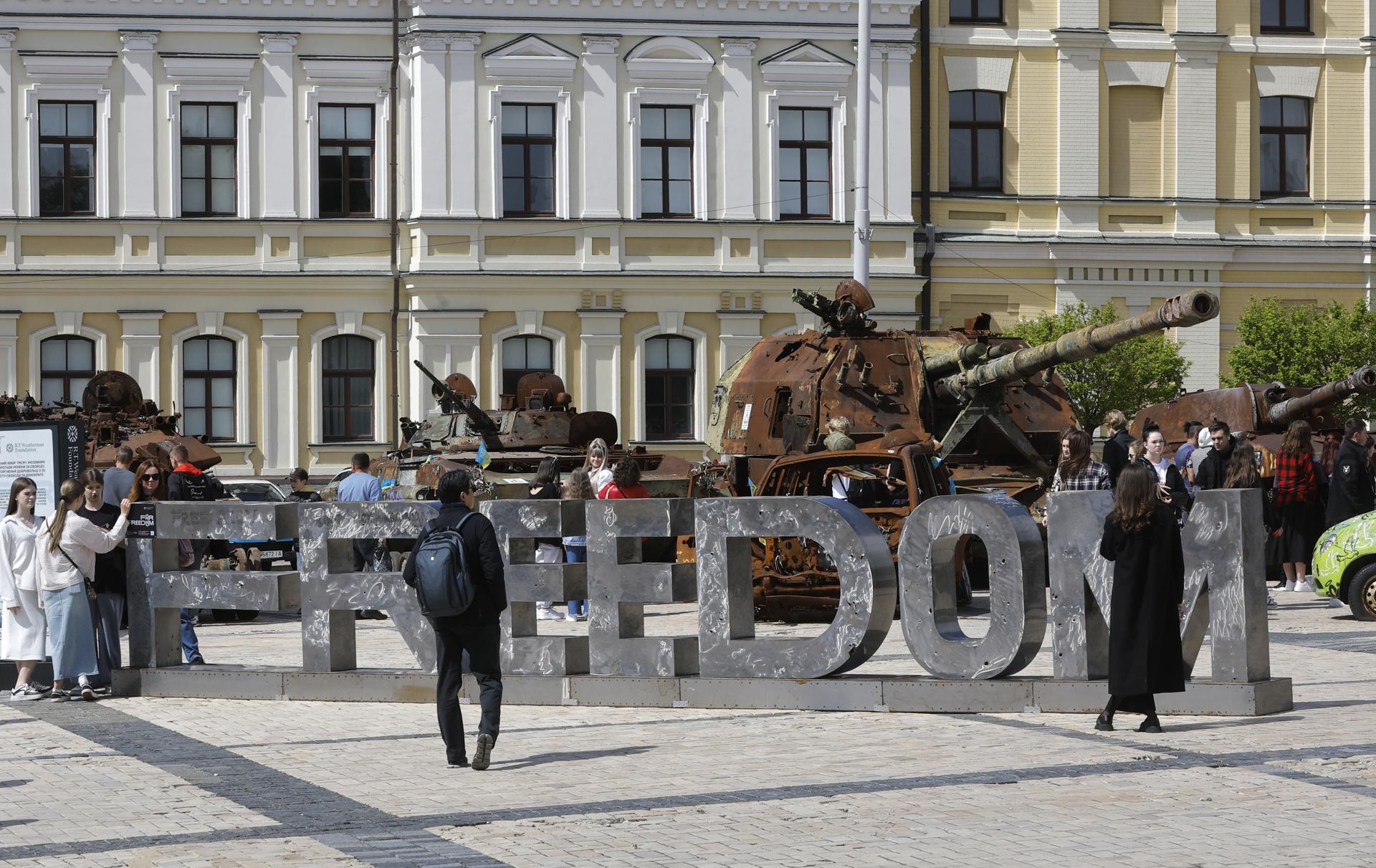 Gente camina entre equipo militar ruso destruido y vehículos civiles ucranianos dañados expuestos cerca de la Catedral de San Miguel en Kiev, Ucrania, 11 de mayo de 2025, en medio de la actual invasión rusa. (Rusia, Ucrania, Kiev) EFE/EPA/SERGEY DOLZHENKO