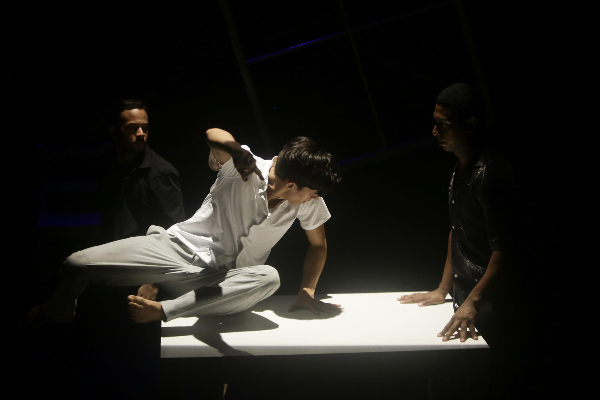Artistas participan en el ensayo de la obra 'Sismos' en Ciudad de Panamá (Panamá). EFE/ Carlos Lemos
