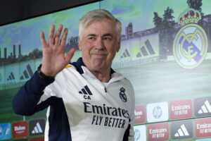 El entrenador italiano Carlo Ancelotti se despide tras la rueda de prensa celebrada este viernes a la conclusión de su último entrenamiento en la ciudad deportiva de Valdebebas como técnico del Real Madrid. EFE/ Chema Moya