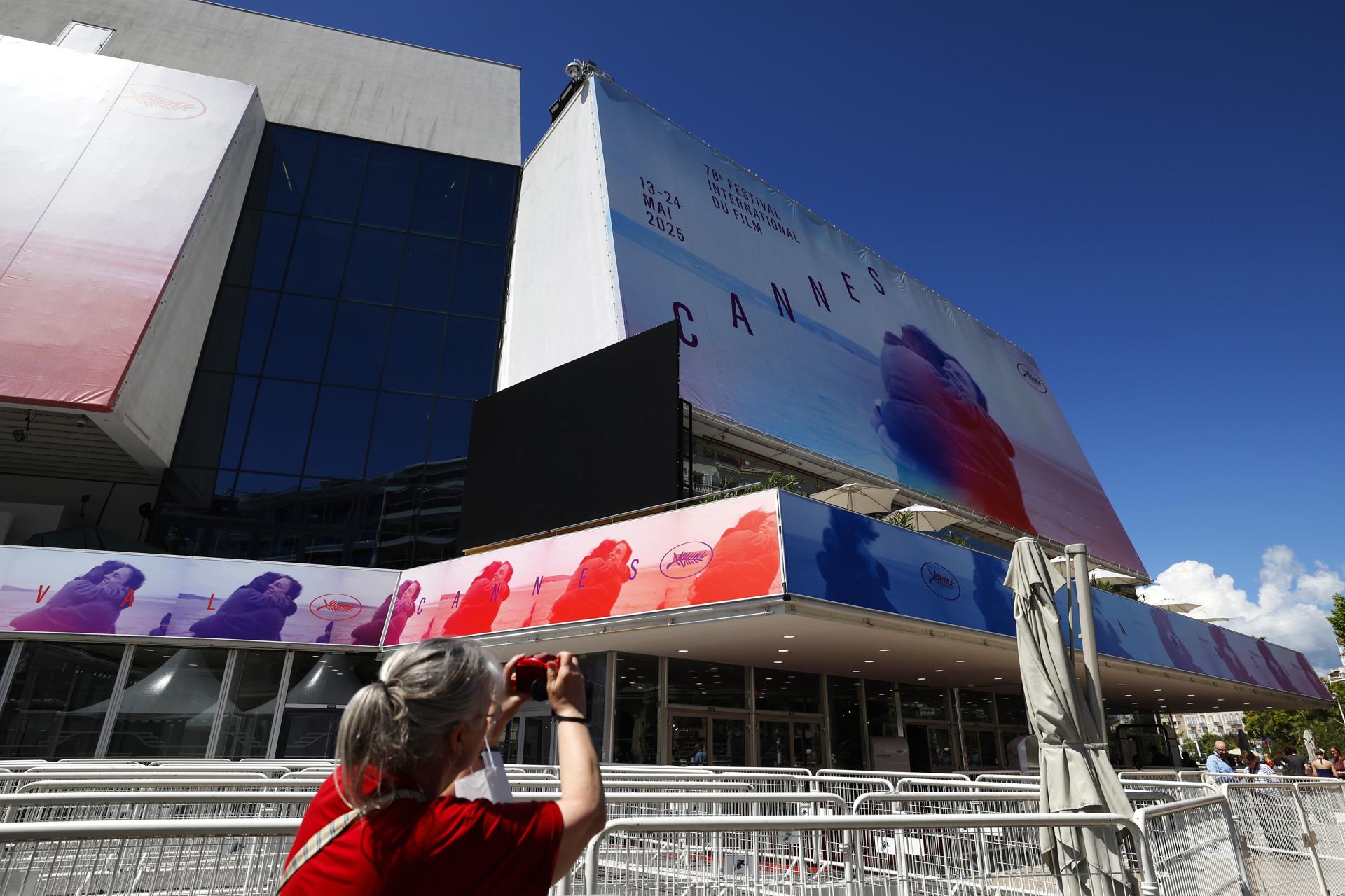 Una mujer toma una foto del Palais des Festivals antes del 78º Festival de Cine de Cannes en Cannes, Francia, el 12 de mayo de 2025. El festival de cine se celebra del 13 al 24 de mayo de 2025. (Cine, Francia) EFE/EPA/GUILLAUME HORCAJUELO