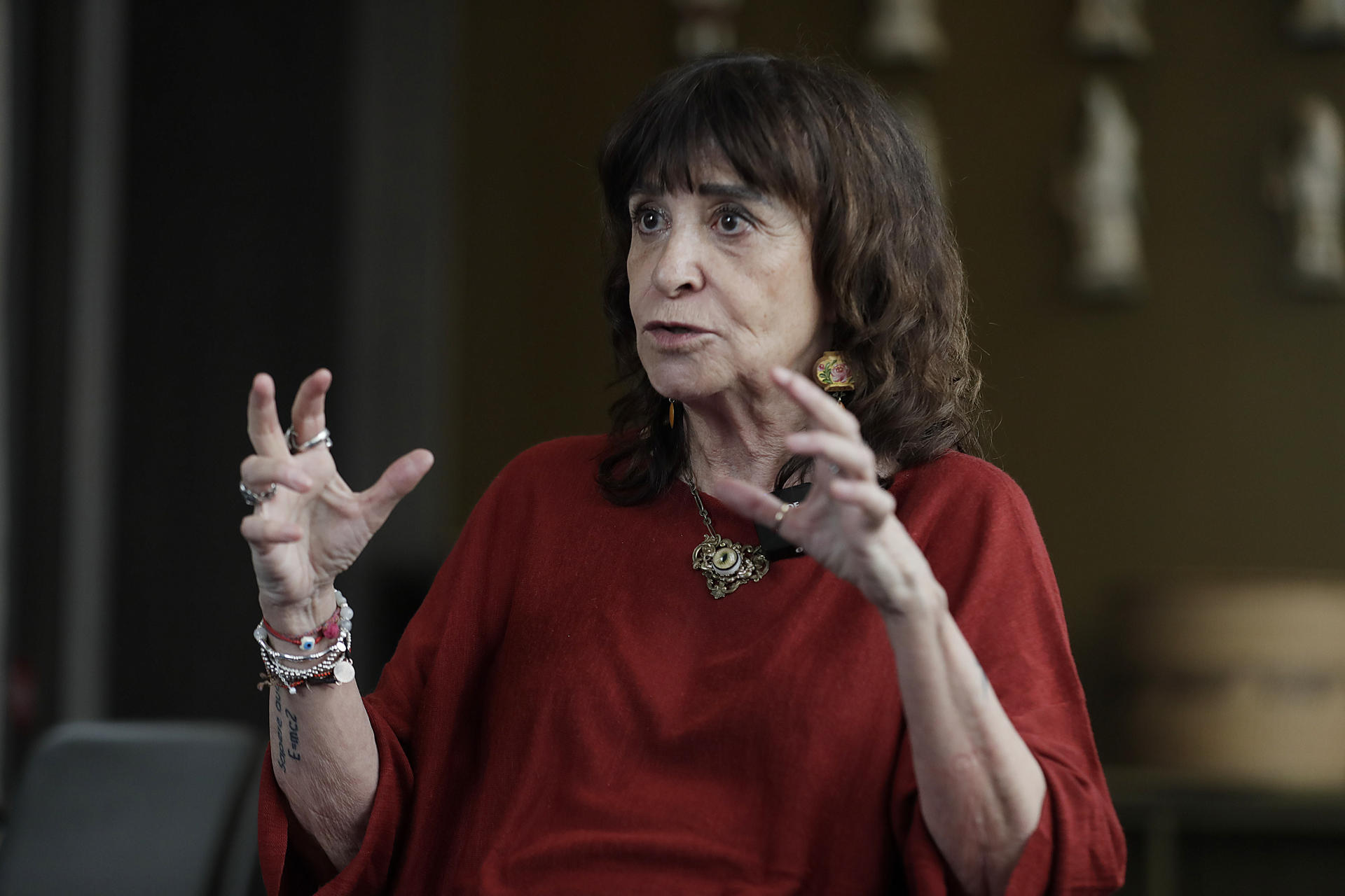 Fotografía del 29 de abril de 2025 de la escritora española Rosa Montero hablando durante entrevista con EFE, en Bogotá (Colombia). EFE/ Carlos Ortega