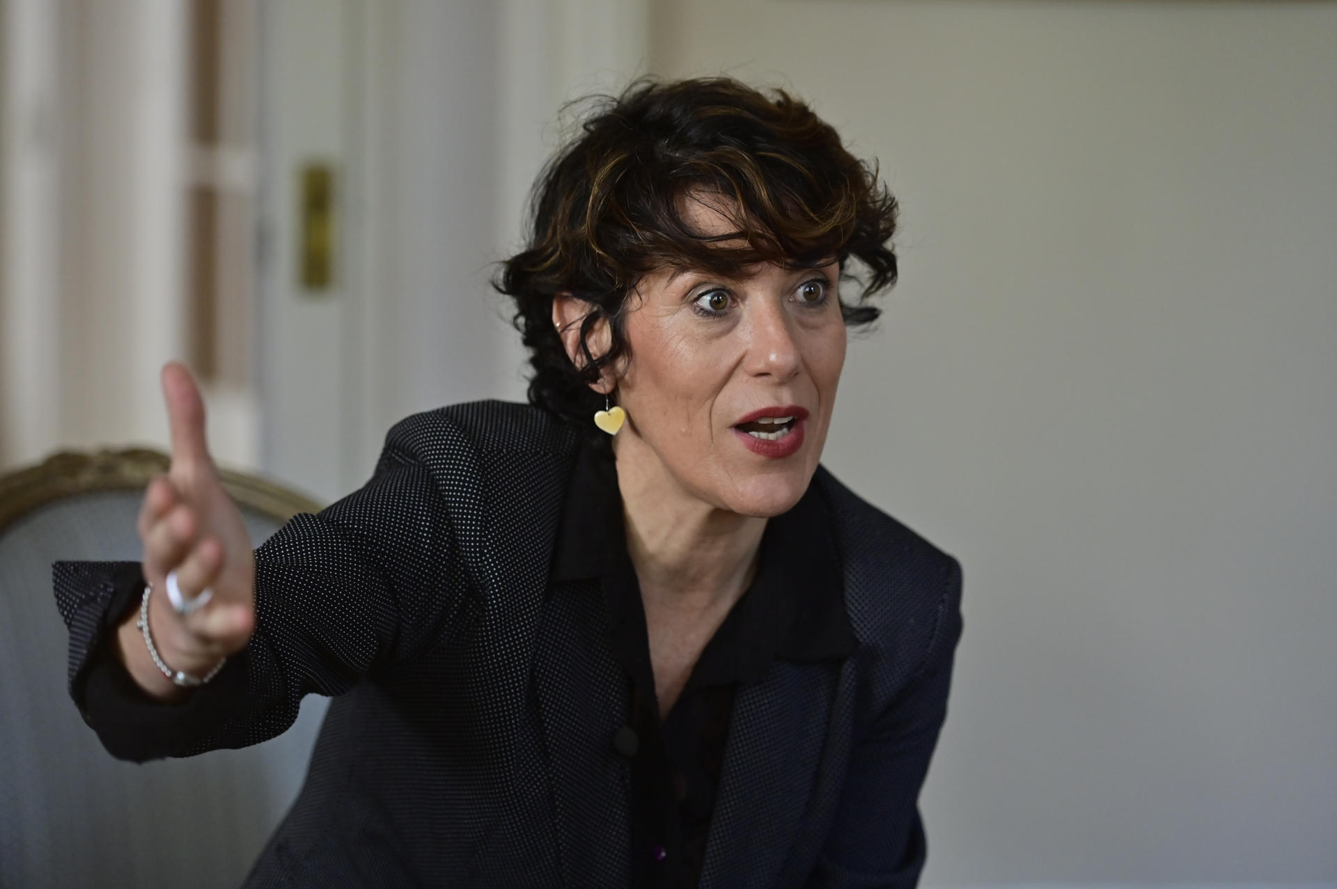 La ministra de Inclusión Social y Migración de España, Elma Saiz, habla en entrevista con EFE este jueves, en la residencia del embajador de España en Buenos Aires (Argentina). EFE/ Matías Martin Campaya