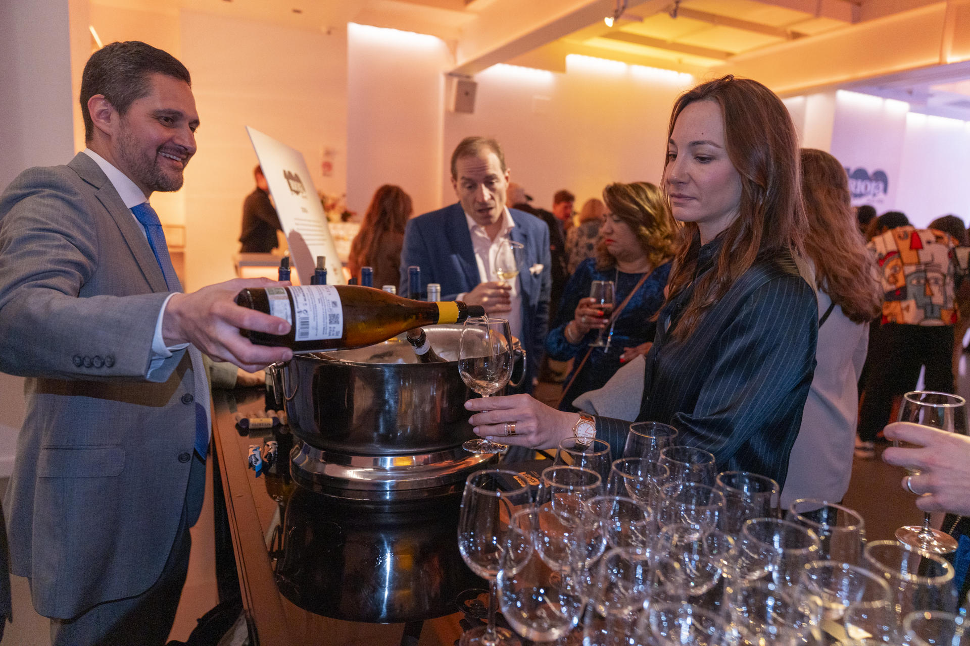 Una mujer participa en la celebración de los vinos de Rioja este jueves, en Nueva York (Estados Unidos). EFE/ Ángel Colmenares