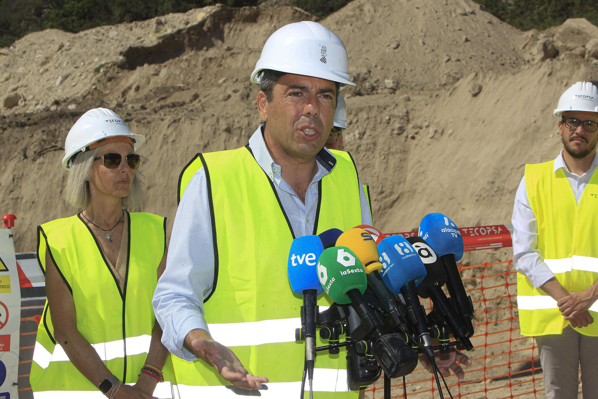 El president de la Generalitat, Carlos Mazón (dcha), vista las obras que se están realizando en la Estación Depuradora de Aguas Residuales de El Campello. EFE/Pep Morell