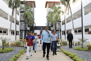 Fotografía cedida que muestra al presidente de Venezuela, Nicolás Maduro (c), durante la inauguración de la Universidad Nacional de las Comunas (UNACOM). EFE/ Prensa del Palacio de Miraflores