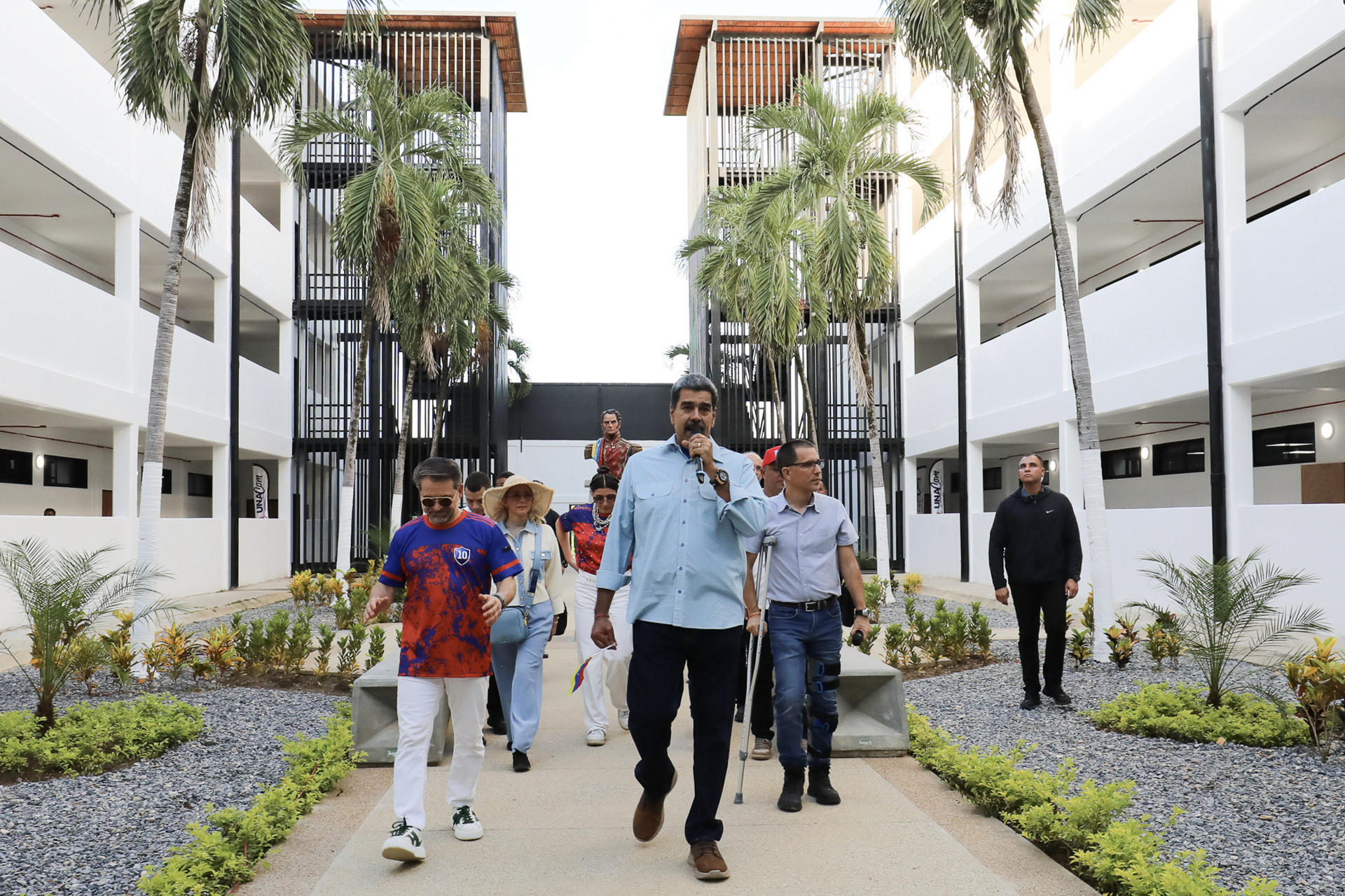 Fotografía cedida que muestra al presidente de Venezuela, Nicolás Maduro (c), durante la inauguración de la Universidad Nacional de las Comunas (UNACOM). EFE/ Prensa del Palacio de Miraflores
