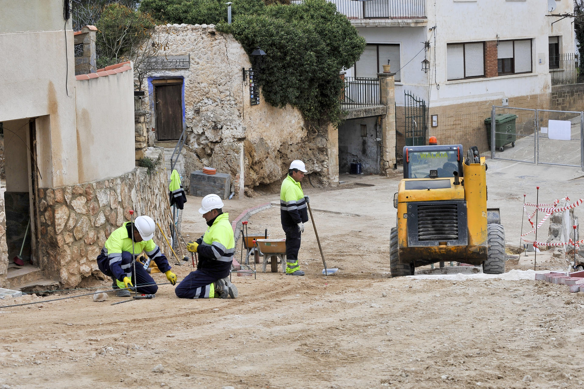 Imagen de archivo (10/02/2025) de varios operarios trabajando en la reconstrucción de la localidad de Letur tras los daños provocados por la dana del pasado octubre. EFE/ Manu