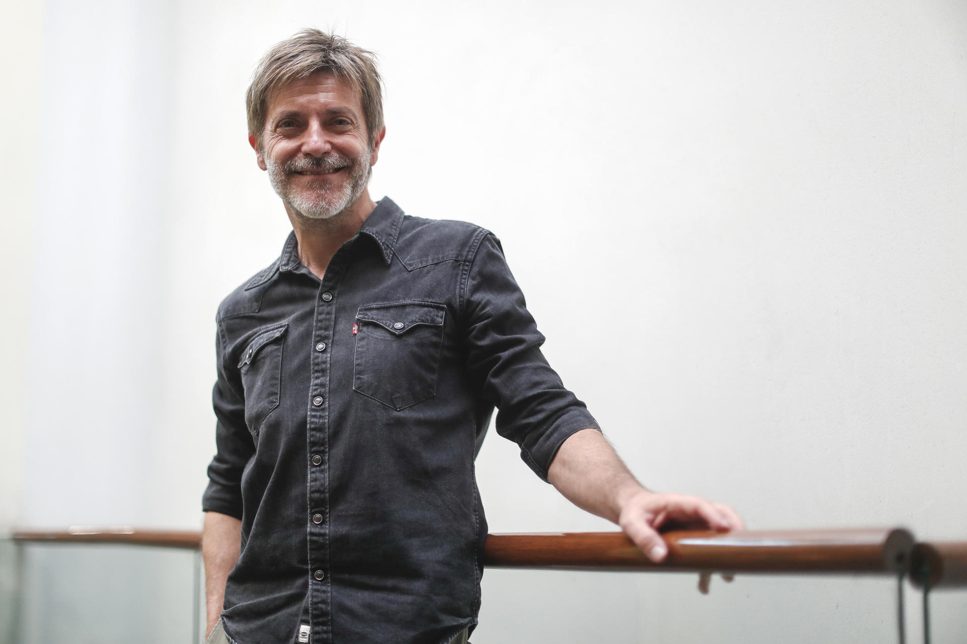 El novelista gráfico y dibujante español Paco Roca posa durante una entrevista con EFE este viernes, en Ciudad de México (México). EFE/ Isaac Esquivel