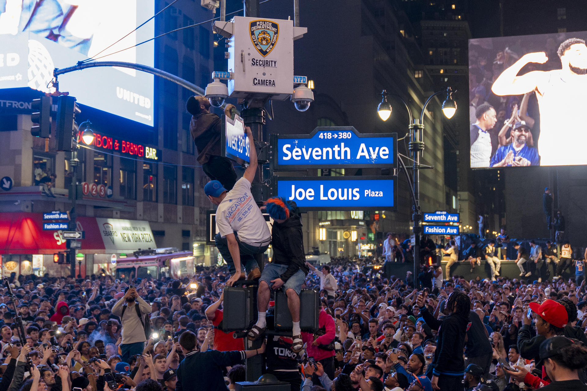 Seguidores de los Knicks celebran el triunfo de su equipo este viernes en Nueva York y la clasificación a su primera final del Este en 25 años. EFE/ Ángel Colmenares