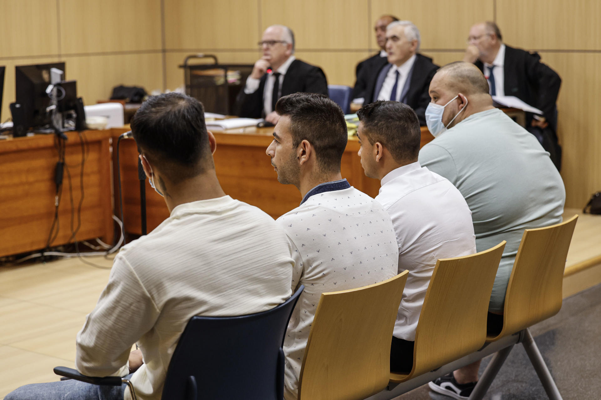 La Audiencia de Valencia juzga a cuatro hombres, a tres de ellos por abusar sexualmente de una menor de 14 años en estado de embriaguez, y al cuarto por un delito de corrupción de menores, por unos hechos que se produjeron el 27 de septiembre de 2020. EFE/Ana Escobar