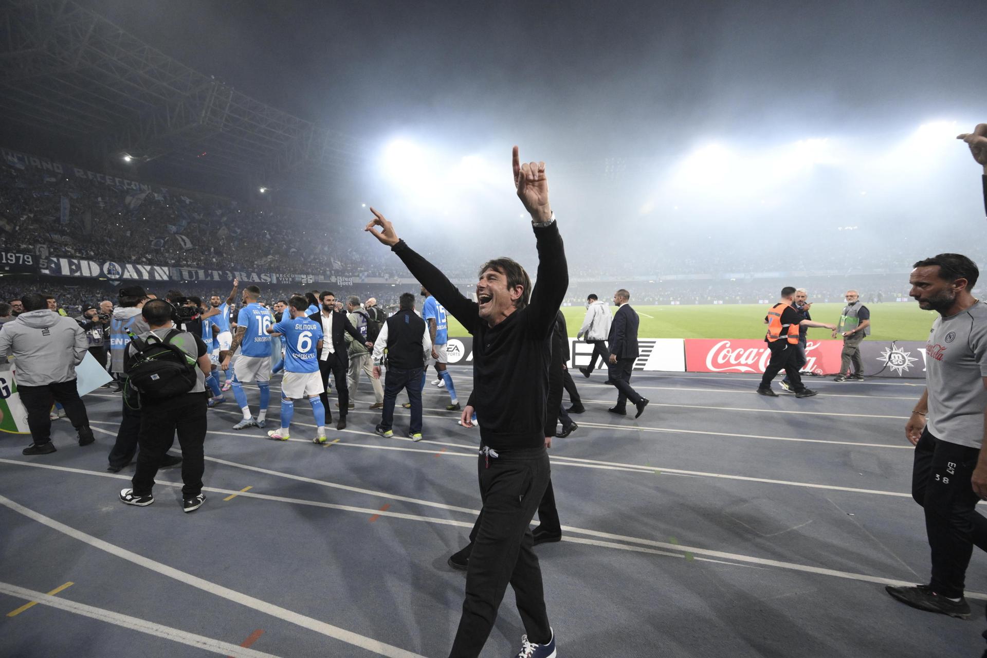 Antonio Conte, entrenador del Nápoles, celebra la victoria ante el Cagliari. EFE/EPA/CIRO FUSCO