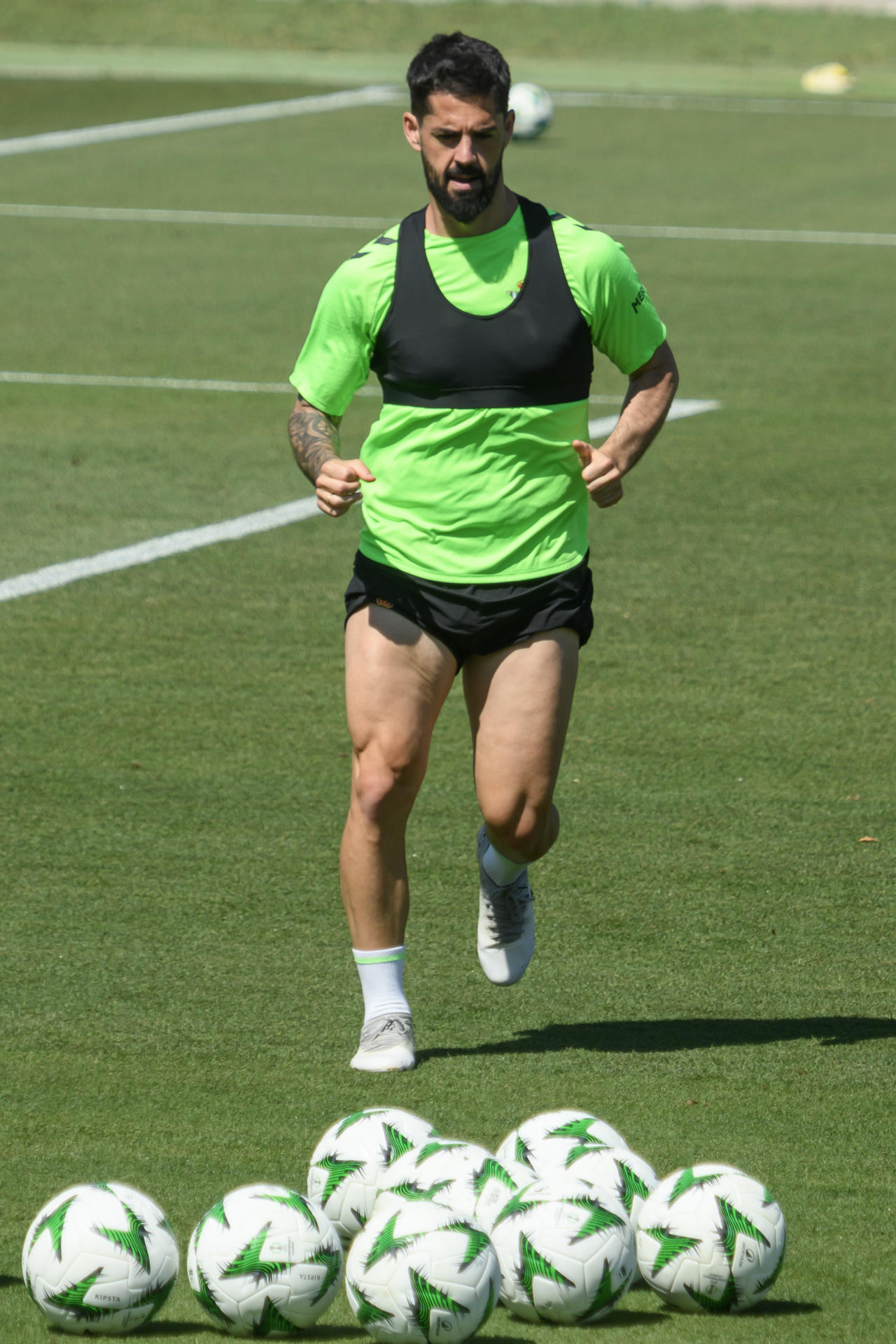 El jugador del Betis Isco durante el entrenamiento realizado en la ciudad deportiva del club previo a la final de la Liga Conferencia ante el Chelsea inglés antes de poner rumbo hacia la ciudad polaca de Breslavia en la que se jugará el partido. EFE/Raúl Caro