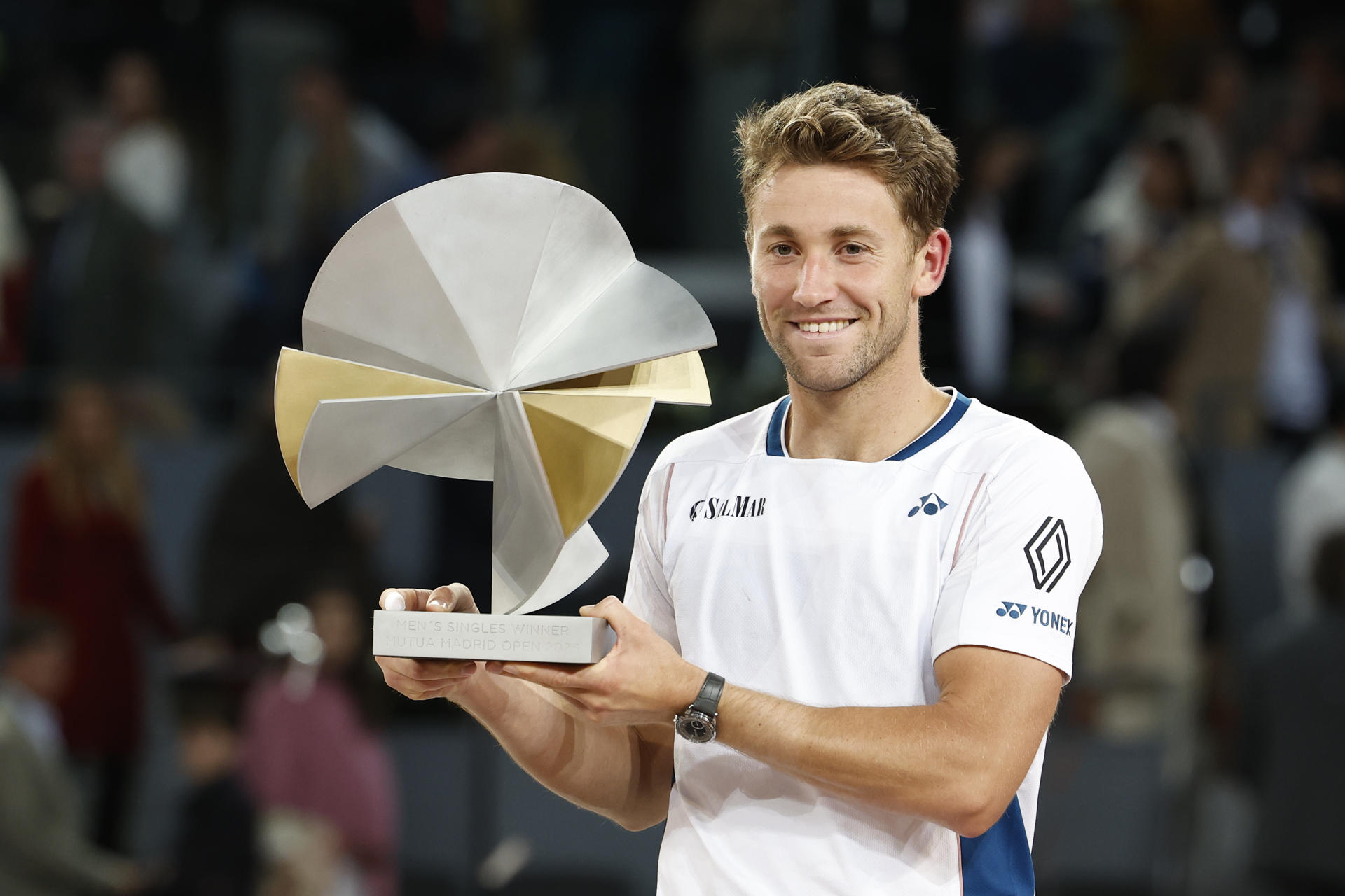 El tenista noruego Casper Ruud posa con el trofeo, tras la final del Mutua Madrid Open de tenis ante el británico Jack Draper disputada el domingo en la Caja Mágica, en Madrid. EFE/Chema Moya