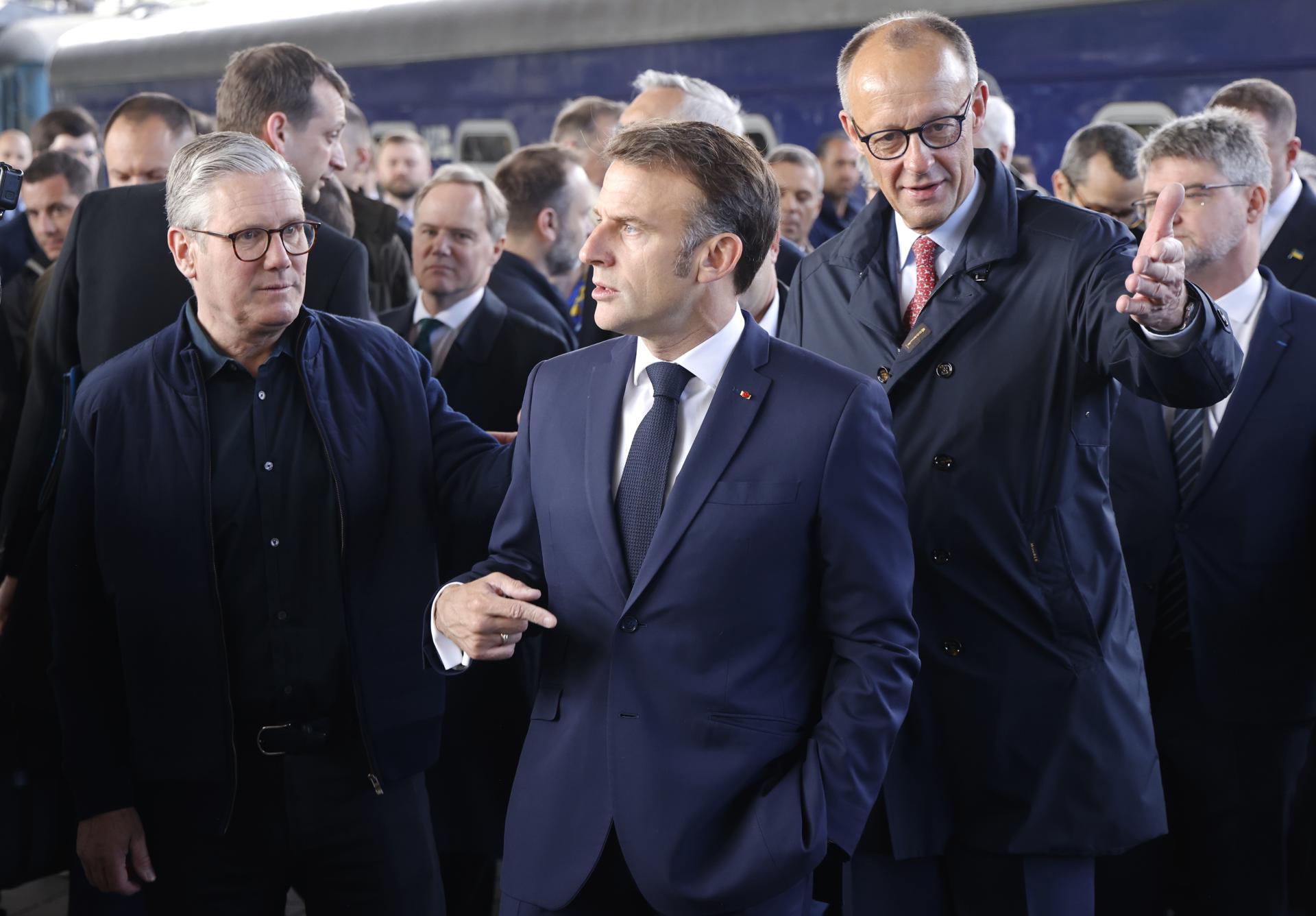 El presidente francés, Emmanuel Macron (C), el primer ministro británico, Keir Starmer (I), y el canciller alemán, Friedrich Merz (D), llegan a la estación de tren de Kiev, en Kiev, Ucrania, el 10 de mayo de 2025. EFE/EPA/LUDOVIC MARIN / POOL MAXPPP OUT