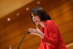 La ministra de Ciencia, Innovación y Universidades, Diana Morant, interviene durante la sesión de control al Gobierno celebrada este martes en el pleno del Senado. EFE/Borja Sánchez-Trillo