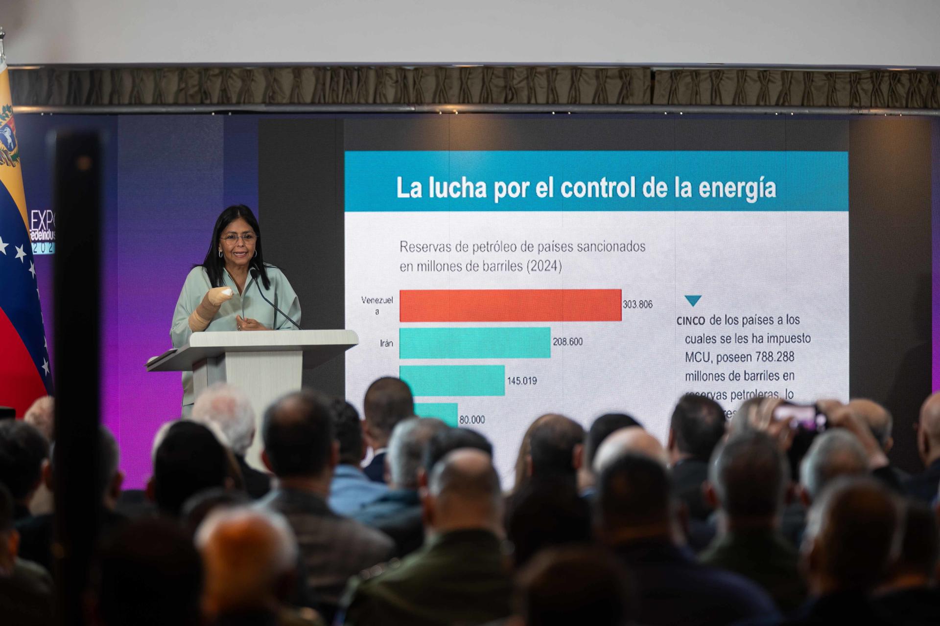 La vicepresidenta ejecutiva de Venezuela, Delcy Rodríguez, habla durante una conferencia de la Expo Fedeindustria 2025 este jueves, en Caracas (Venezuela). EFE/ Ronald Pena R