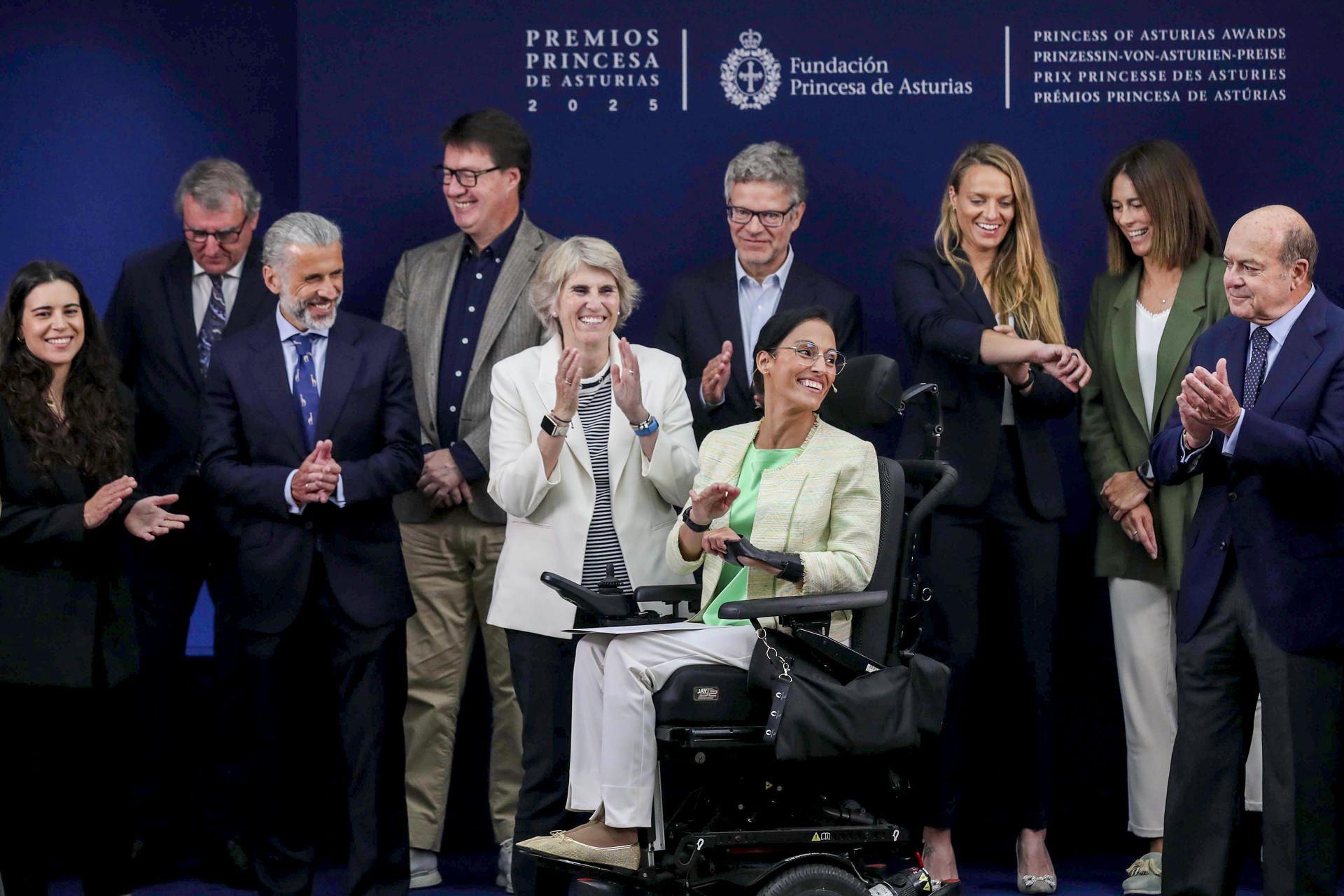 - El jurado del Premio Princesa de Asturias de los Deportes 2025, presidido por la nadadora Teresa Perales (c), durante la lectura del acta del jurado que otorga el galardón de esta edición a la tenista estadounidense Serena Williams, ganadora de 23 torneos Grand Slam y de cuatro oros olímpicos. EFE/J.L. Cereijido