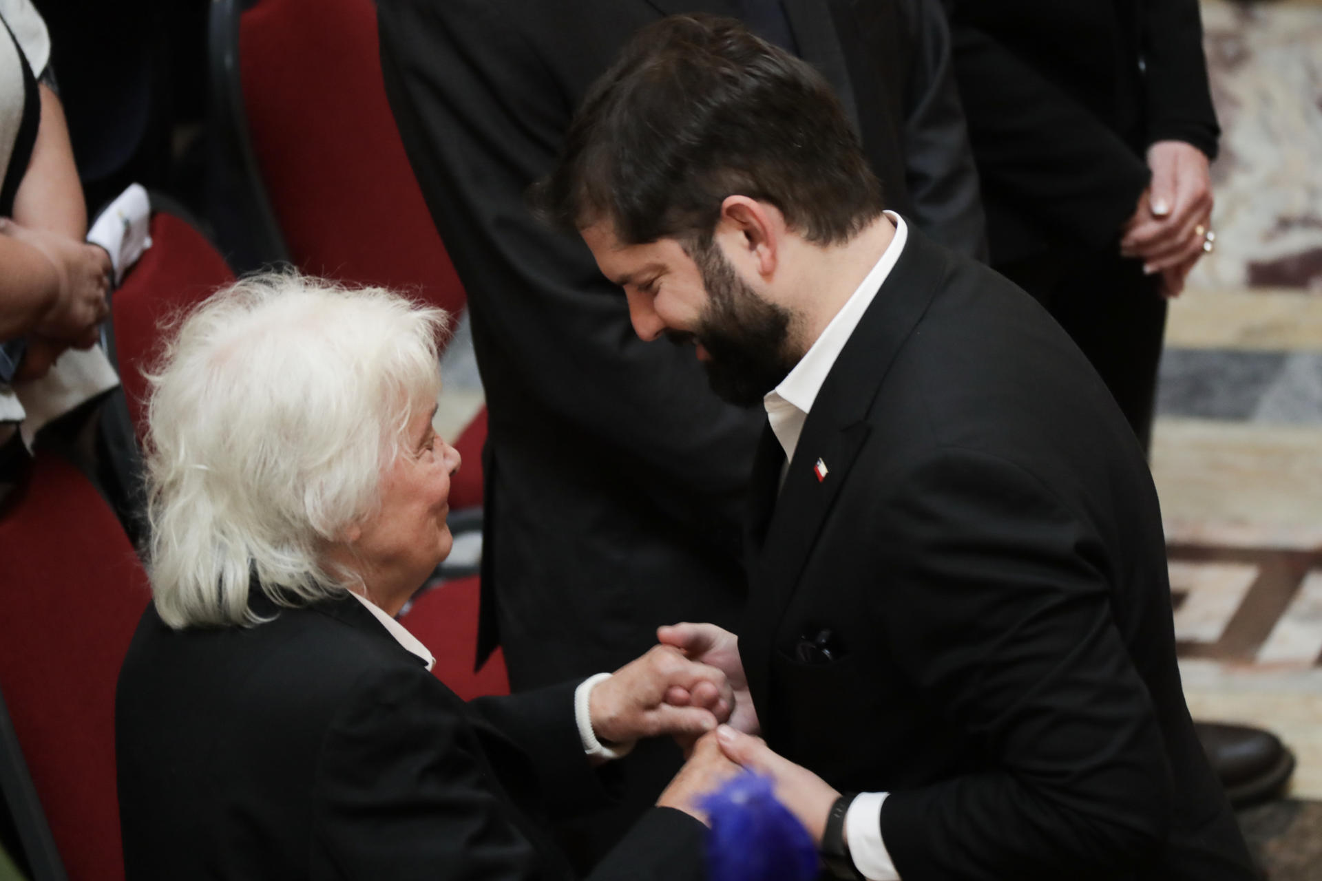 La exvicepresidenta uruguaya Lucía Topolansky y el presidente de Chile, Gabriel Boric, asisten al segundo día del velatorio del expresidente uruguayo José Mujica este jueves, en el Palacio Legislativo en Montevideo (Uruguay). EFE/ Raúl Martínez
