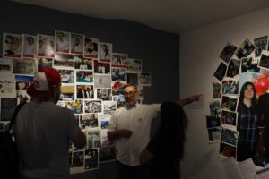 Visitantes observan la exposición del "15 aniversario del matrimonio igualitario en México", este viernes en el Museo Memoria LGBTTIQ, en Guadalajara, Jalisco (México). EFE/ Francisco Guasco