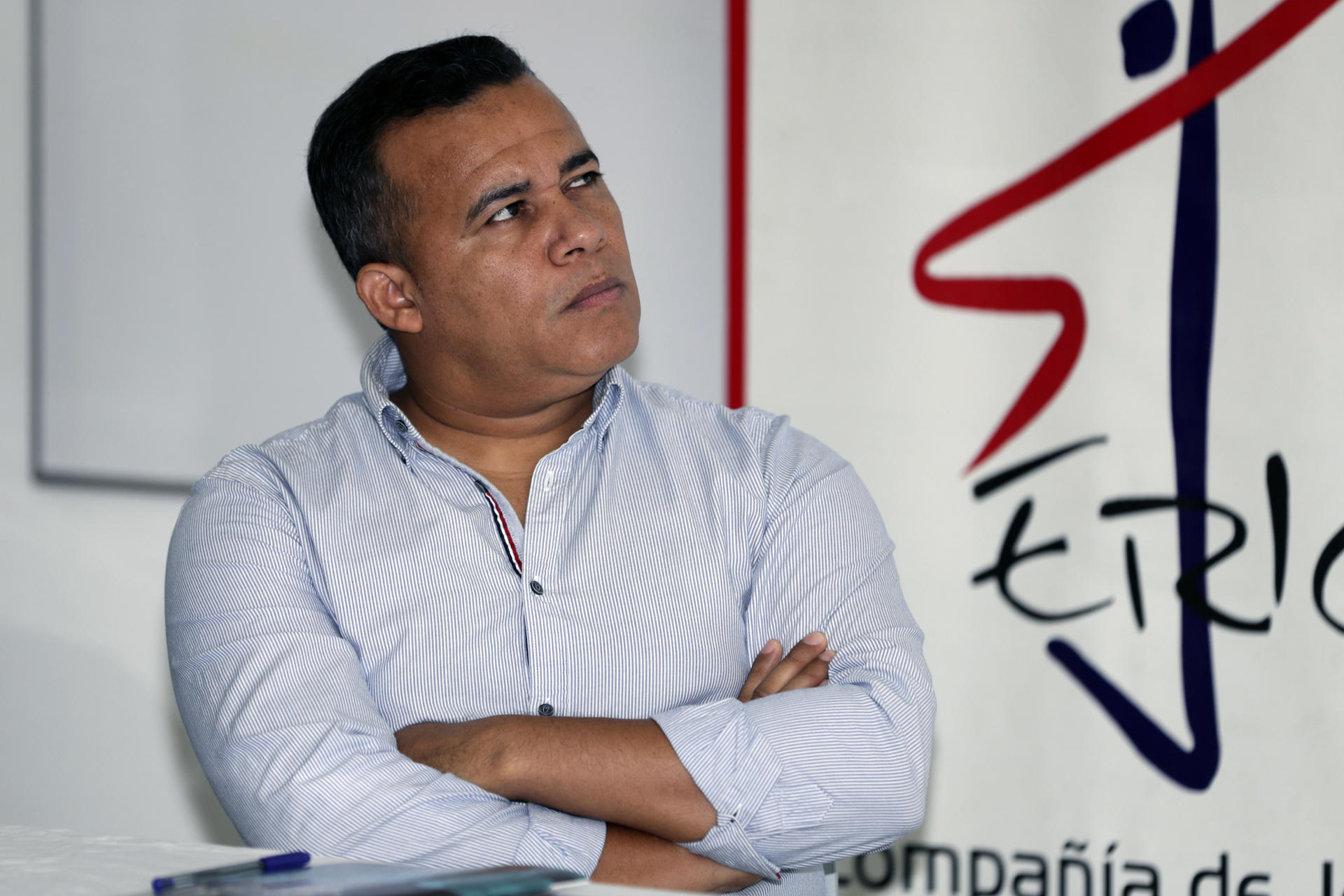El coordinador del sondeo del Equipo de Reflexión, Investigación y Comunicación (ERIC), Elvin Hernández, participa durante la presentación de un informe este martes, en Tegucigalpa (Honduras). EFE/Gustavo Amador