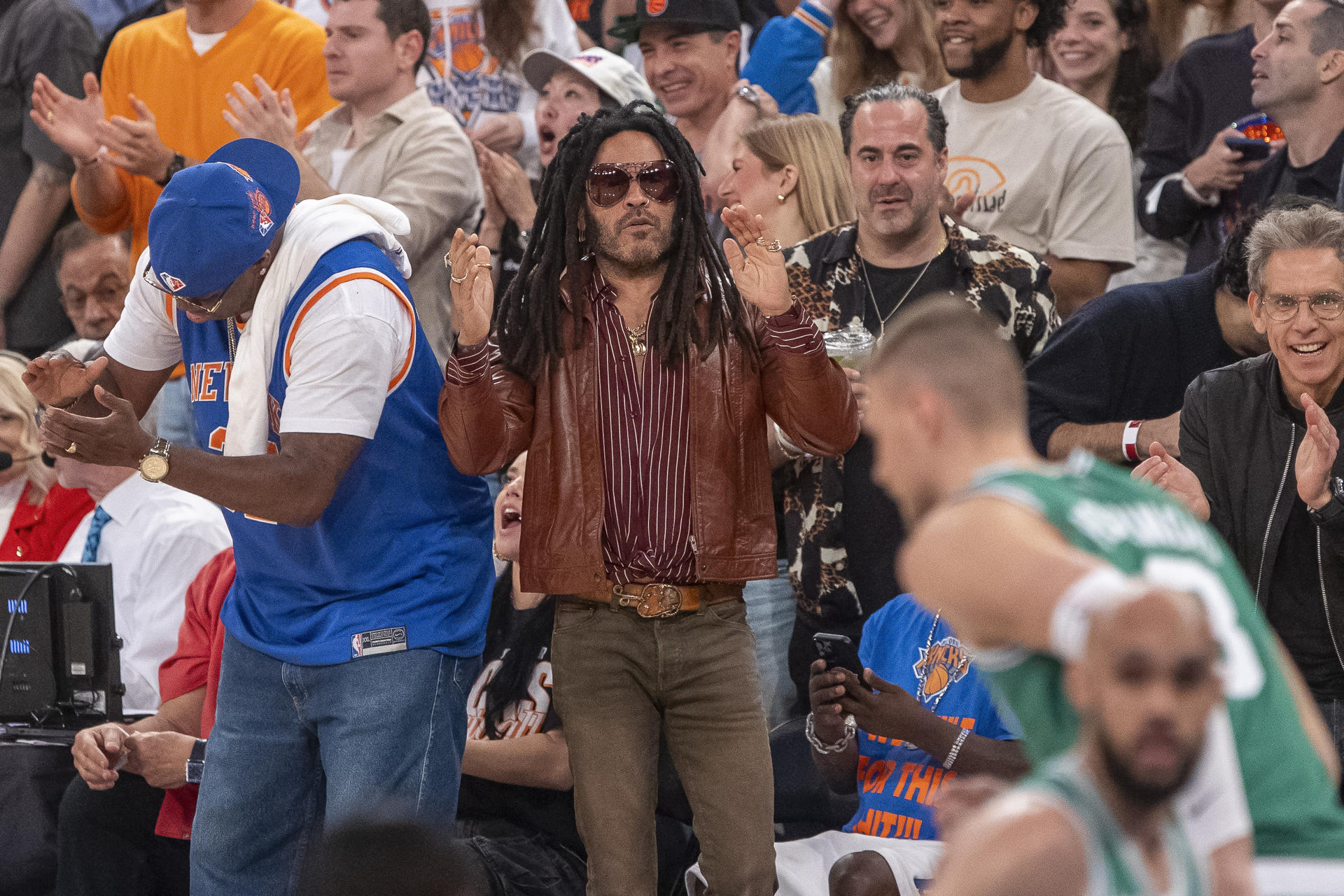 El cantante y compositor estadounidense Lenny Kravitz destacó este viernes entre las figuras del espectáculo que asistieron al partido que clasificó en el Madison Square Garden de Nueva York a los Knicks a su primera final del Este en 25 años. EFE/ Ángel Colmenares