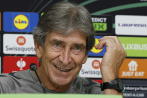 El entrenador del Real Betis, Manuel Pellegrini (c), la rueda de prensa de este miércoles. EFE/Julio Muñoz