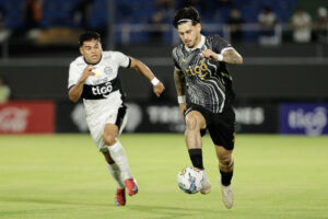 Rodney Redes (i), de Olimpia, disputa un balón con Matías Espinoza, de Libertad, en un partido de la jornada 20 de la Primera División de Paraguay entre Olimpia y Libertad en el estadio Defensores del Chaco en Asunción (Paraguay). EFE/ Juan Pablo Pino