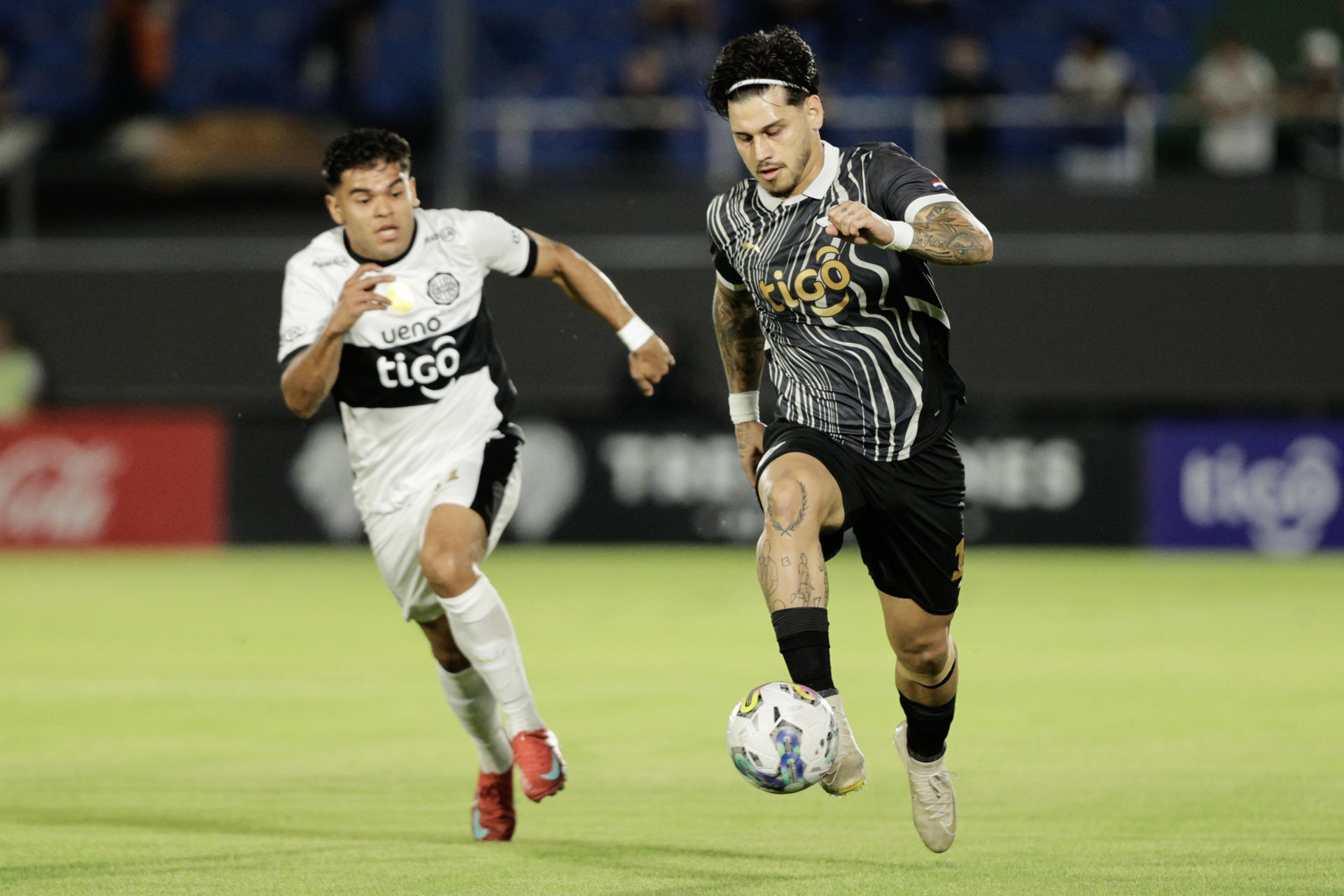 Rodney Redes (i), de Olimpia, disputa un balón con Matías Espinoza, de Libertad, en un partido de la jornada 20 de la Primera División de Paraguay entre Olimpia y Libertad en el estadio Defensores del Chaco en Asunción (Paraguay). EFE/ Juan Pablo Pino