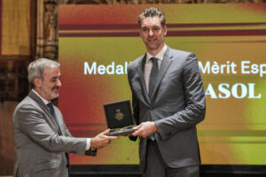 El exjugador de baloncesto Pau Gasol recibe la Medalla de Oro al Mérito Deportivo del Ayuntamiento de Barcelona a manos del alcalde de la ciudad, Jaume Collboni, este martes en el Saló de Cent de l'Ajuntament de Barcelona. EFE/Alejandro García