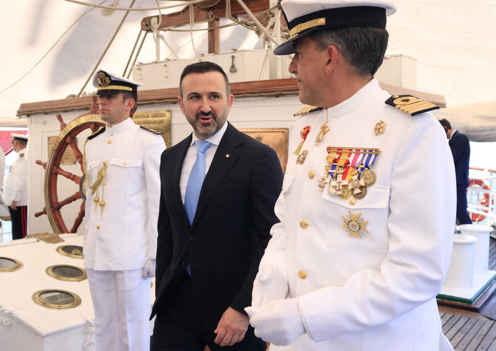 El capitán de navío, Luis Carreras-Presas (d) y el embajador de España en Colombia, Santiago Jiménez Martín, conversan durante el acto de jura de bandera a bordo del buque escuela de la Armada española Juan Sebastián Elcano que visita el puerto de Cartagena (Colombia). EFE/RICARDO MALDONADO ROZO