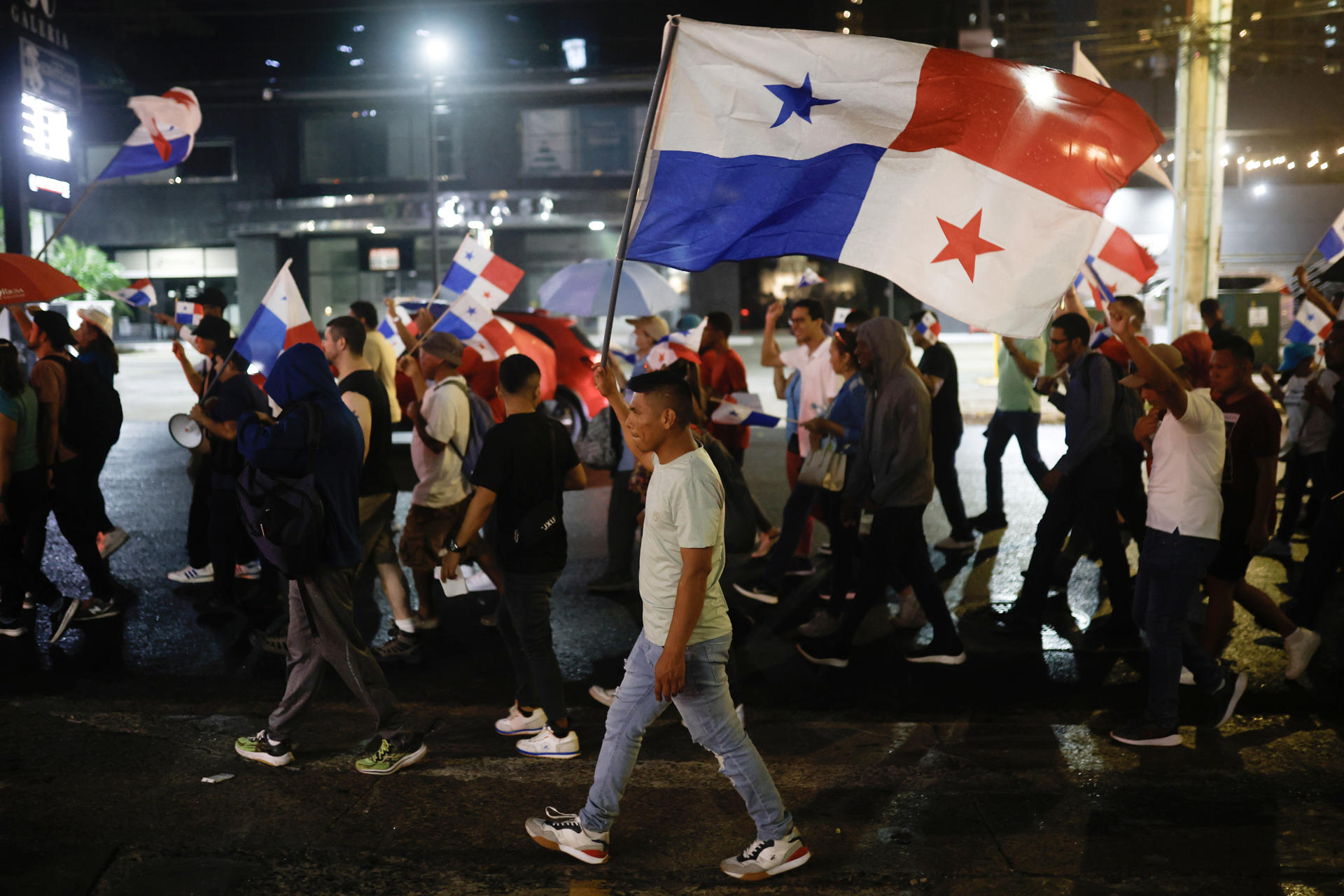 Decenas de ciudadanos fueron captados este lunes, 5 de mayo, durante una marcha antigubernamental, en Ciudad de Panamá (Panamá). EFE/Bienvenido Velasco