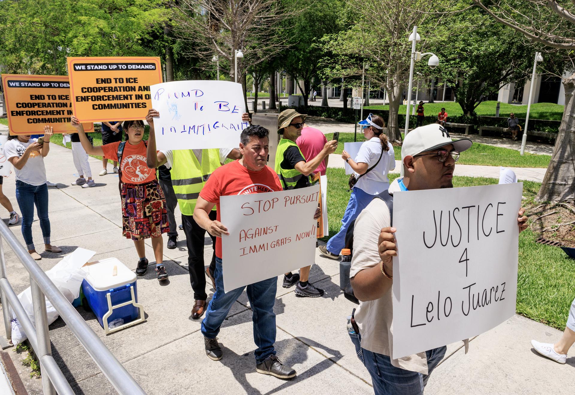 Activistas de inmigración asisten a una manifestación frente al juzgado Wilkie D. Ferguson en Miami, Florida. EFE/EPA/CRISTOBAL HERRERA-ULASHKEVICH