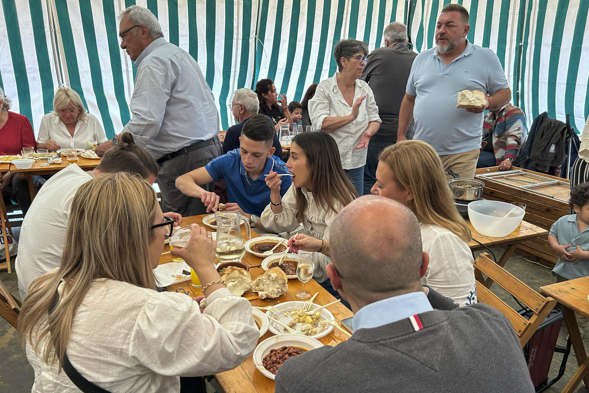 La comida vasca no tiene límites, igual que las ganas de los vascos de disfrutar de una buena mesa y compartir sus conocimientos culinarios, y todo ello se ha unido este sábado para que unas 'Putxeras Ferroviarias' lleguen al Real de la Feria de Abril de Sevilla. EFE/ Fermín Cabanillas