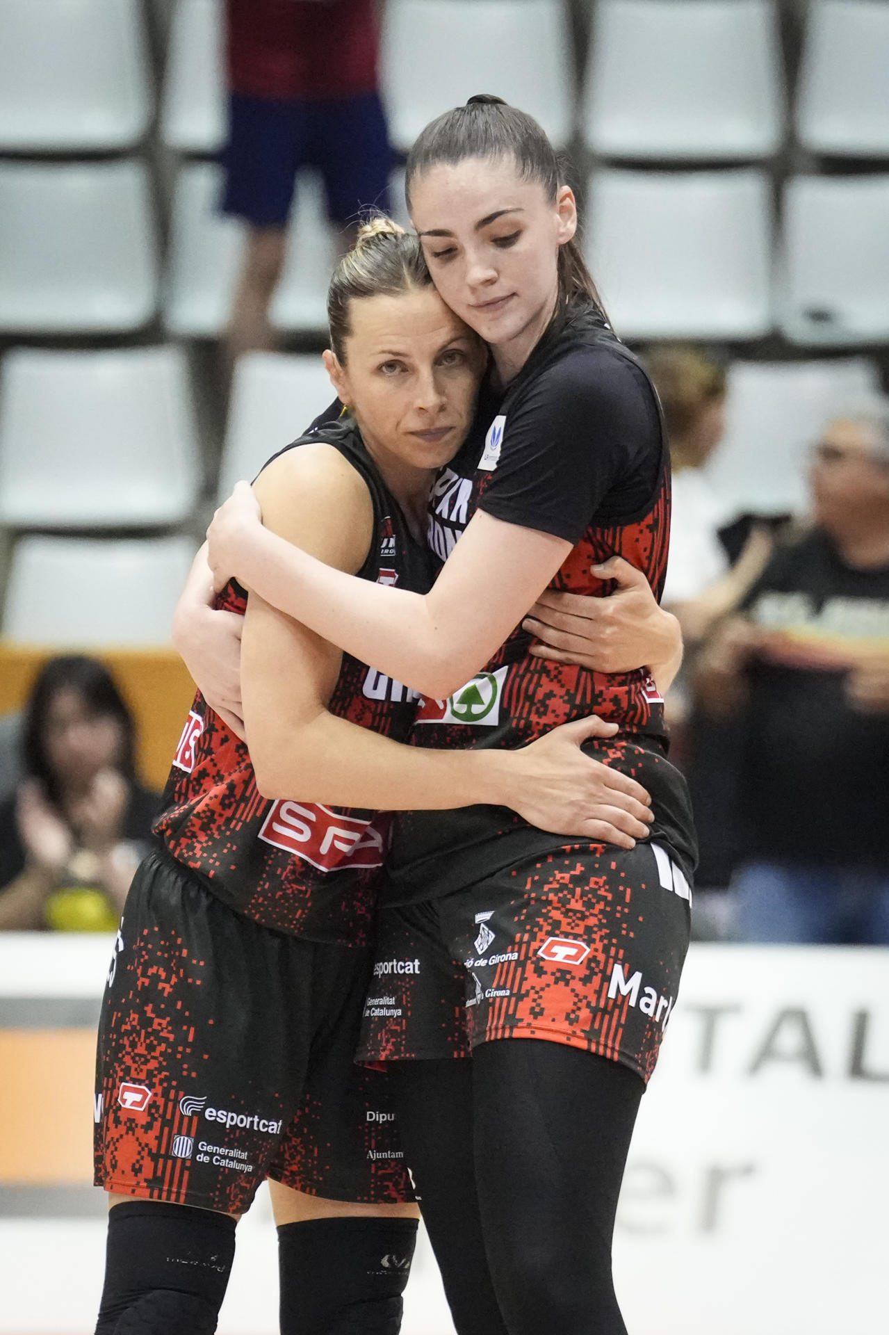 Las jugadoras del Girona reaccionan tras perder ante el Zaragoza este domingo, tras el partido de vuelta de semifinales de la Liga Femenina de baloncesto, entre el Uni Girona y el Casademont Zaragoza, en el pabellón de Fontajau de Girona. EFE/ David Borrat