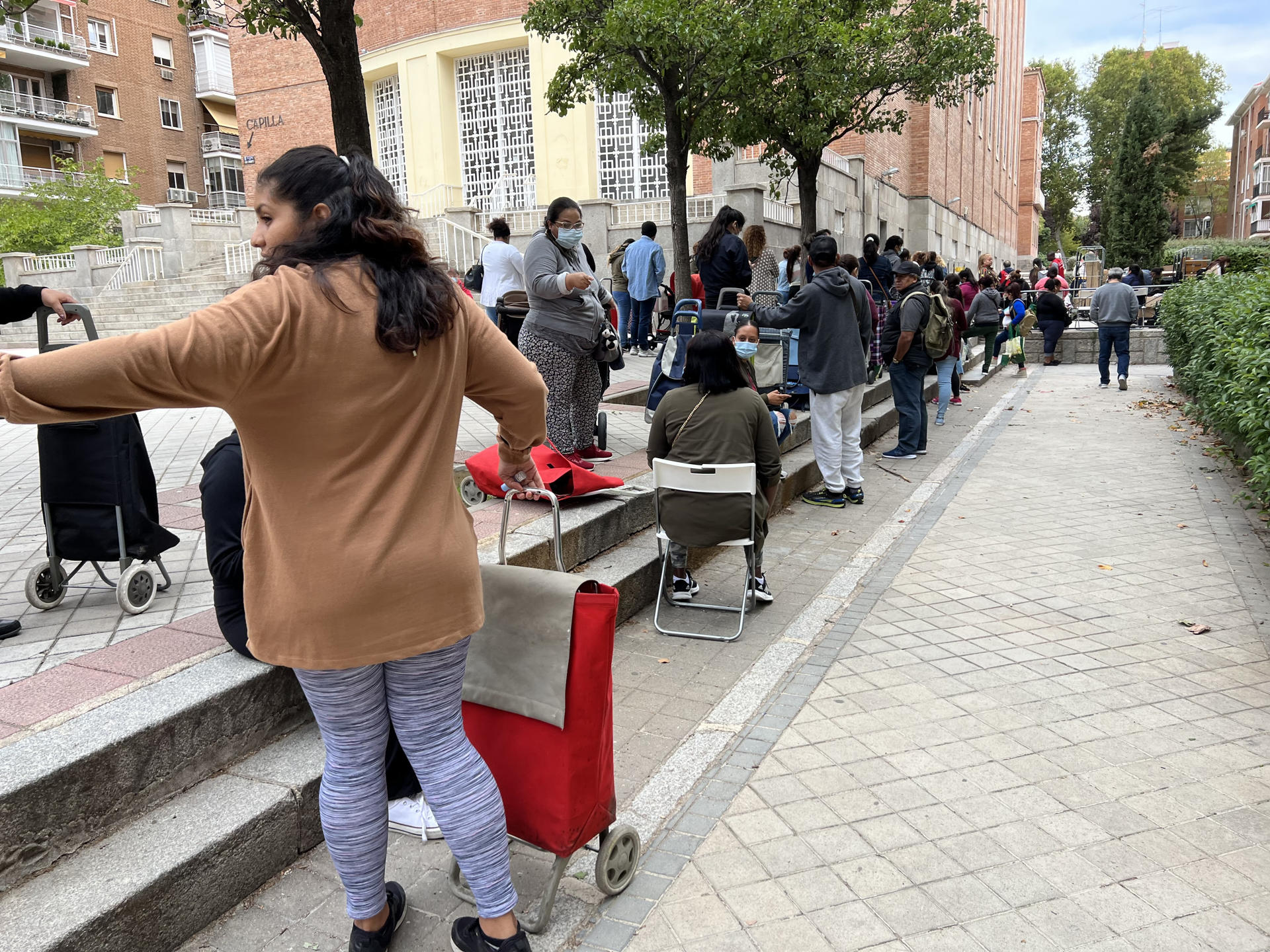 Imagen de archivo de varias personas esperando para recibir alimentos y otro tipo de asistencia. EFE/Vanessa López