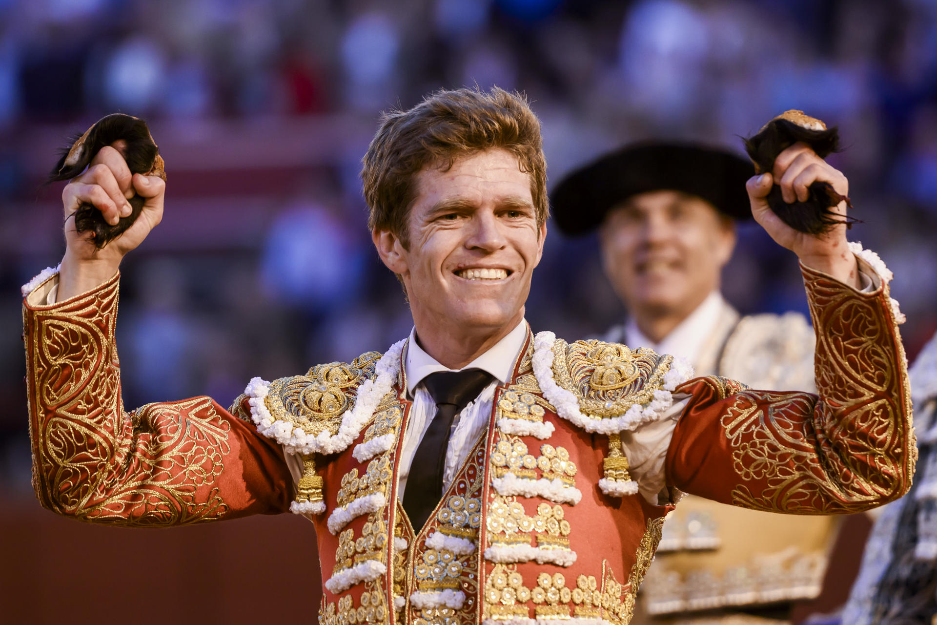 El diestro Borja Jiménez tras la lidia al segundo de los de su lote, al que ha cortado dos orejas, durante el séptimo festejo de abono de la Feria de Abril celebrado este viernes en La Real Maestranza, en Sevilla. EFE/Raúl Caro