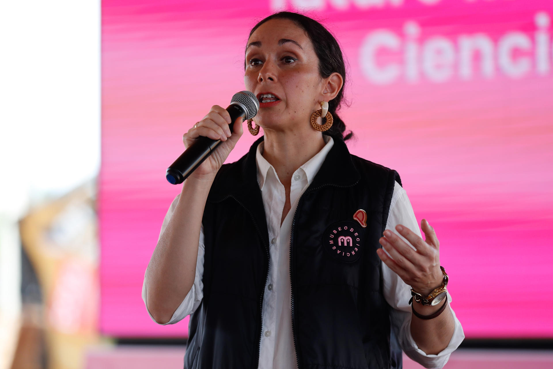La directora ejecutiva del Museo de Ciencias del Paraguay, Paola Martínez, fue captada este lunes, 26 de mayo, durante el acto de inicio de la construcción del edificio del museo, en Asunción (Paraguay). EFE/Juan Pablo Pino