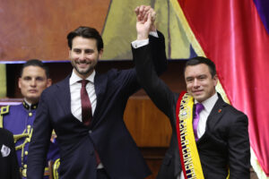 El presidente de Ecuador, Daniel Noboa (d), posa con la banda presidencial junto al presidente de la Asamblea Nacional, Niels Olsen (i), este sábado, en la Asamblea Nacional (Parlamento) en Quito (Ecuador). EFE/ José Jácome